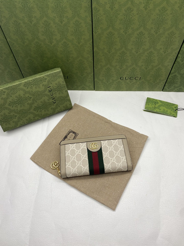 グッチ財布 レプリカ着用イメージ